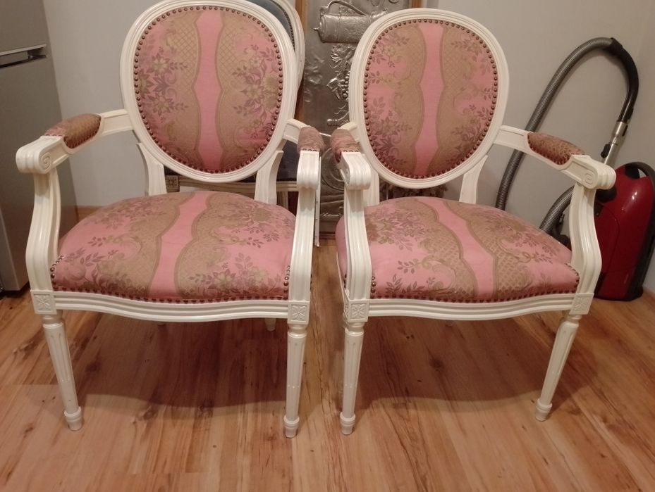 Piękne stylowe foteliki medaliony w białym stelażu  komplet