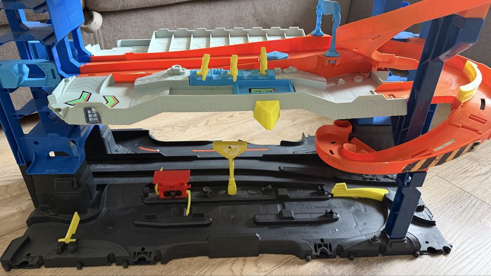 Трек Хот Вілс Легендарний гараж Hot Wheels City Ultimate Garage HKX48