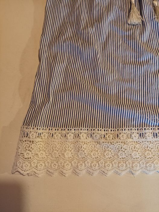 Blusa às riscas em azul e branco