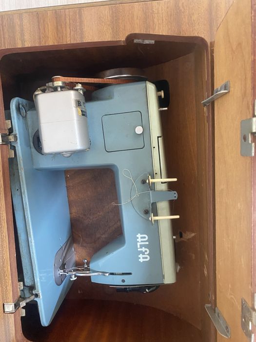 Maquina de costura com motor alfa como nova com movel