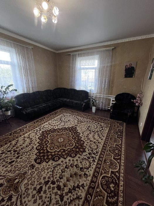 Продаж частини будинку з гаражем та літньою кухнею