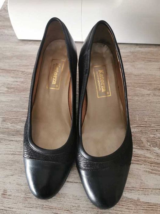 Sapatos pretos em pele, tamanho 38, para senhora.