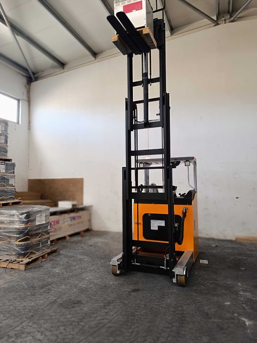 Empilhador retrátil eletrico