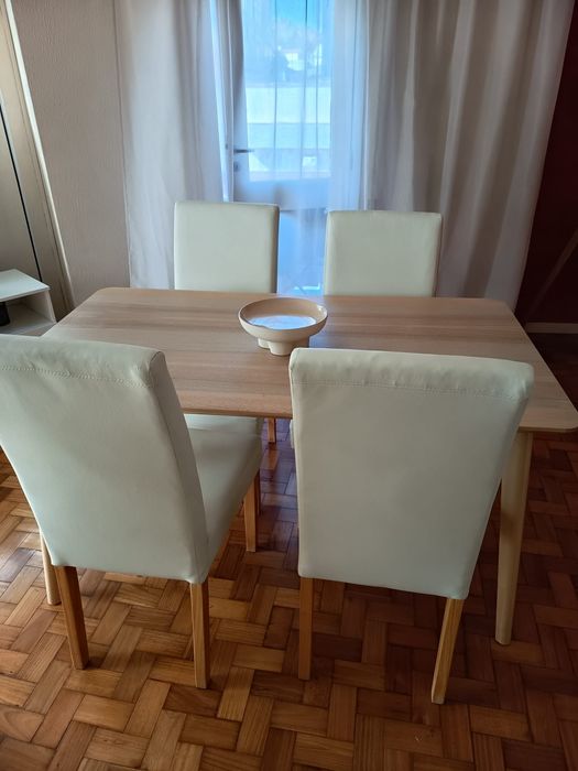 Vendo mesa + 6 cadeiras brancas + capas de cadeira