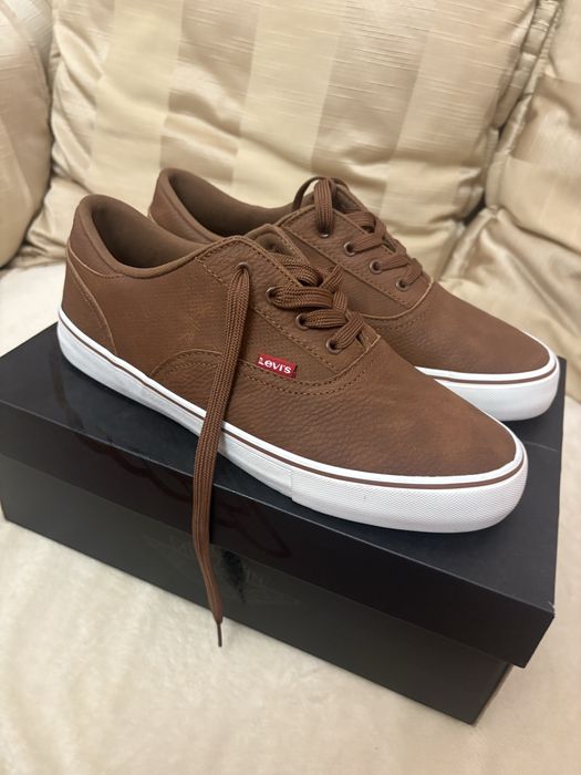 Кросівки Levi's коричневі, розмір 44, екошкіра, нові