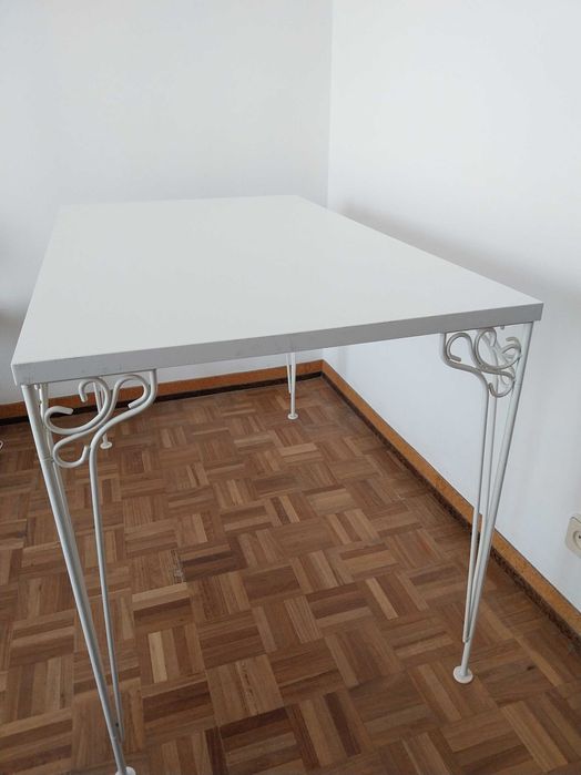 mesa branca com pés estilizados  Ikea