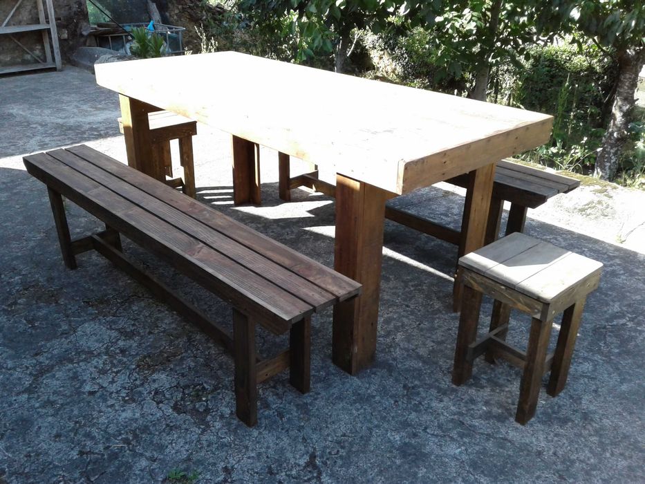 Mesa rústica com bancos