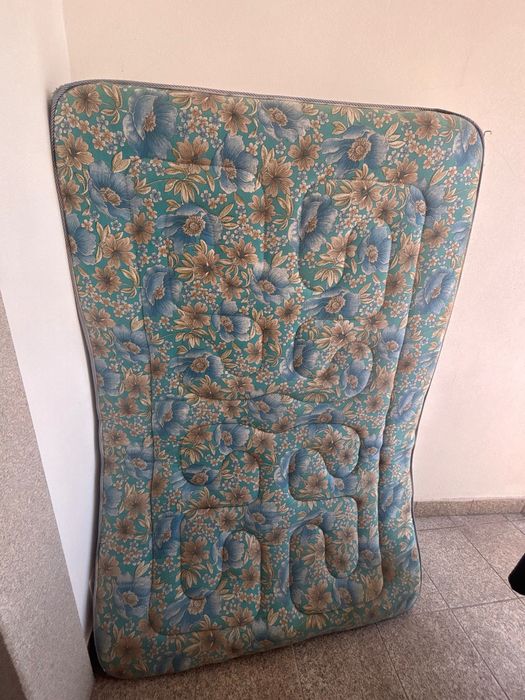 Colchão de casal para doação vir buscar no centro de Viseu