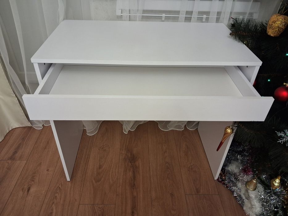 Стол  письменный  фирменный  стильный