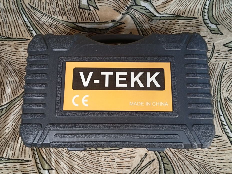 Автомобильный двухпоршневой  компрессор с ремкомплектом.