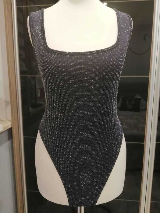 Body połyskujące drobinki super do stylizacji na Sylwestra Boohoo 40
