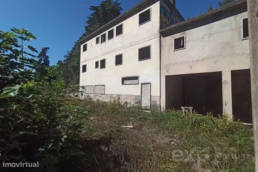 Armazém com terreno junto ao rio Trancão