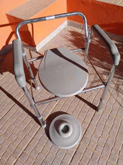 Sanita portatil com tampa