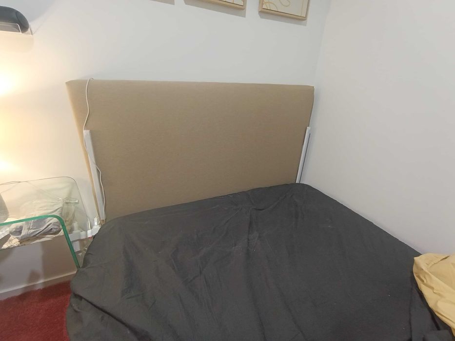 Quarto cama colchão e cabeceira
