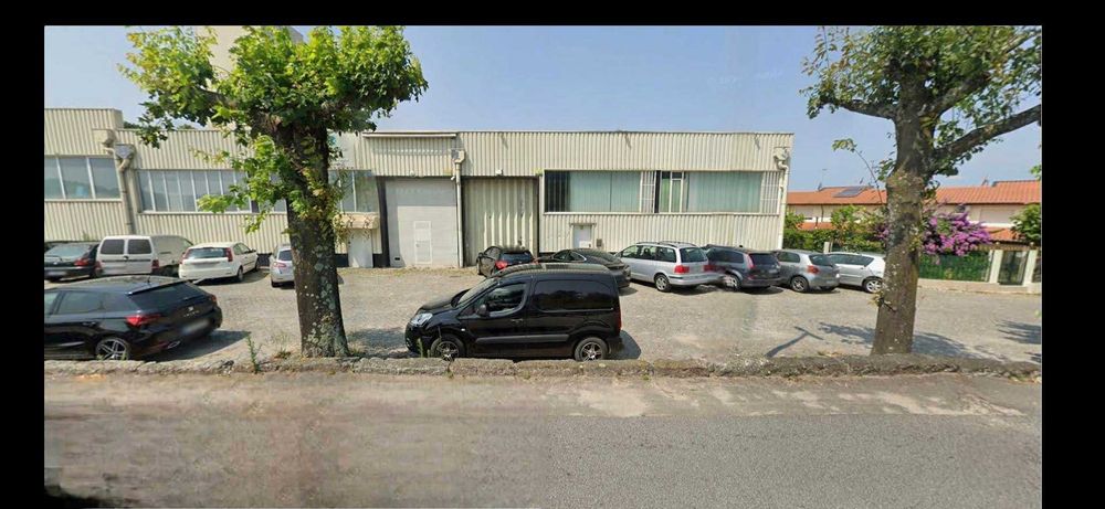 Armazém para arrendar em Guimarães de 3 frentes com cerca 800m² e com muita Luz natural