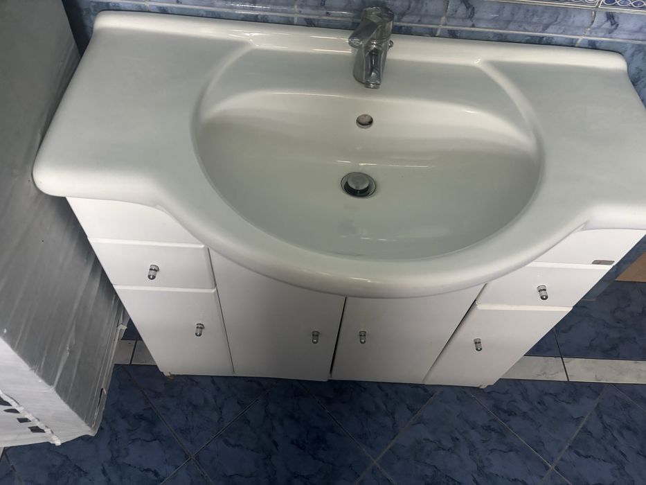 Szafka lazienkowa z umywalka i bateria