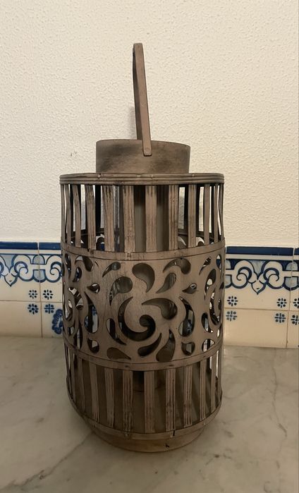Vela com lanterna em metal