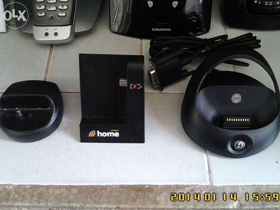 Telefones s/fios e com fios e  bases de telefones incompletos