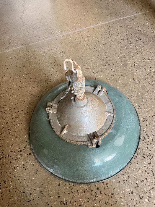 Lampy loftowe przemysłowe vintage lata 50. – 9 szt. z kloszami + 5 bez