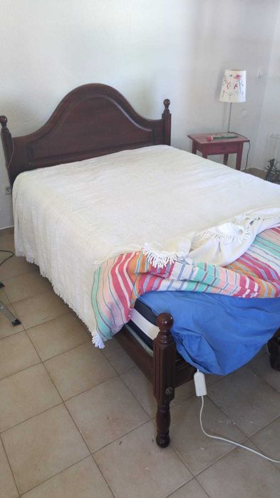 Cama de madeira casal