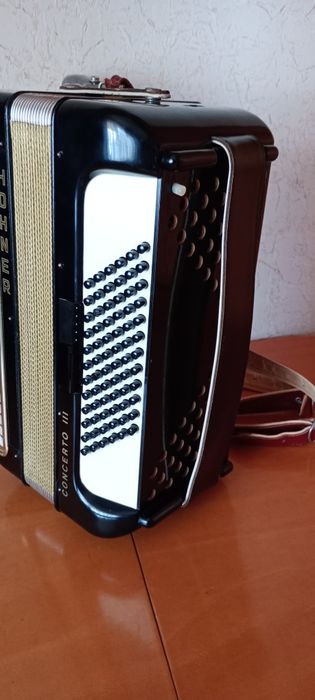 Akordeon Hohner Concerto III  72- b,  3- chór , kl. 80- b.