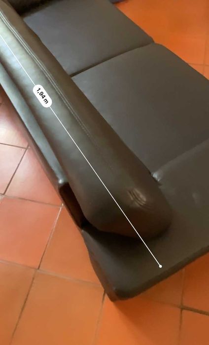 Sofá em pele, preto, para 3 pessoas e cadeirão