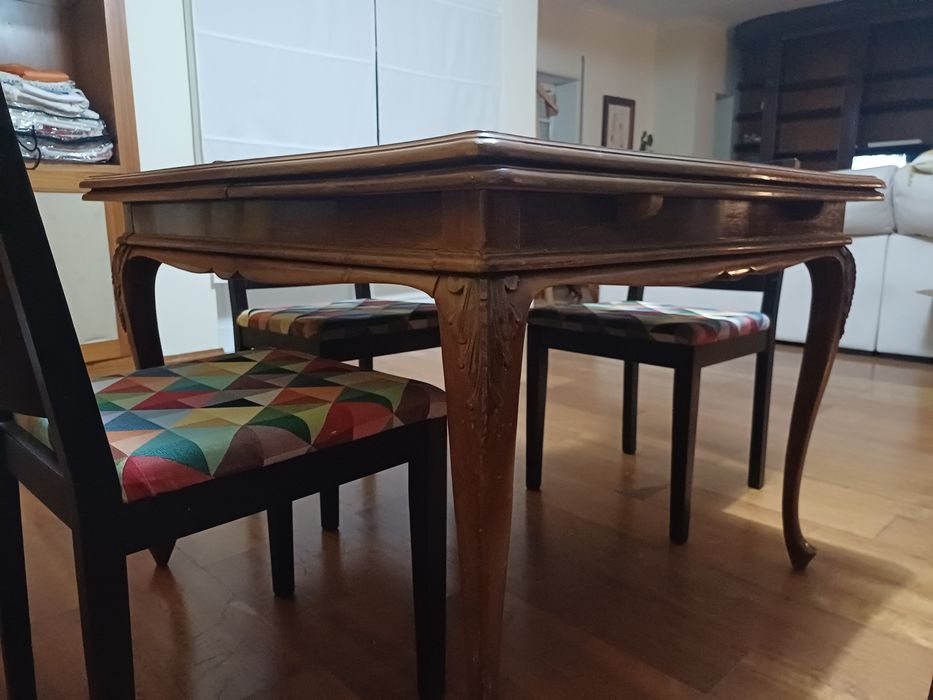 Mesa de jantar em madeira maciça