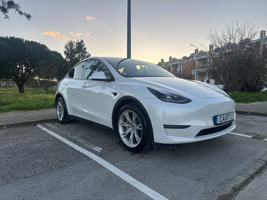 Tesla Model Y AWD Long Range  ( 37 mil kms )