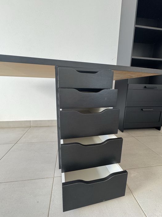 Conjunto de móveis de escritório