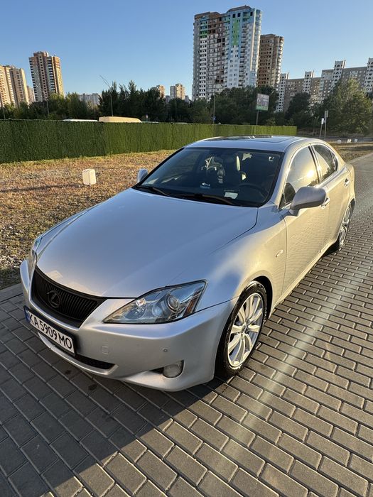 Lexus IS 300.  .