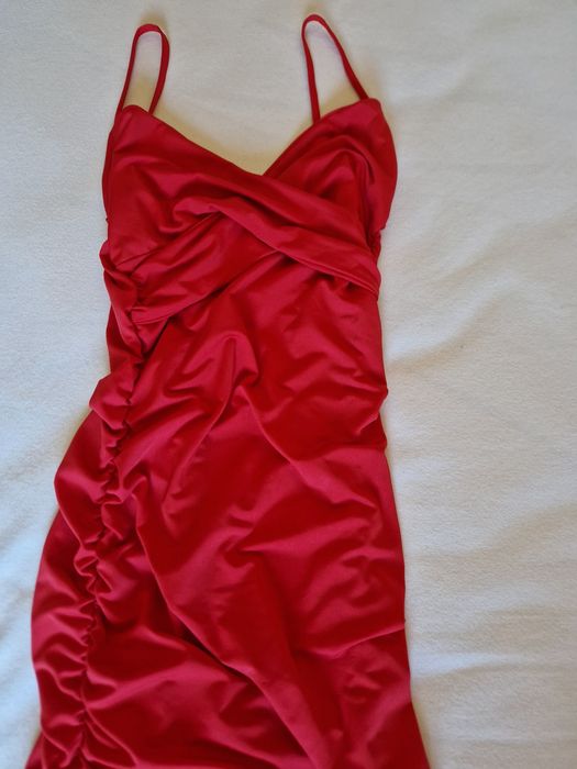 Vestido justo, em vermelho