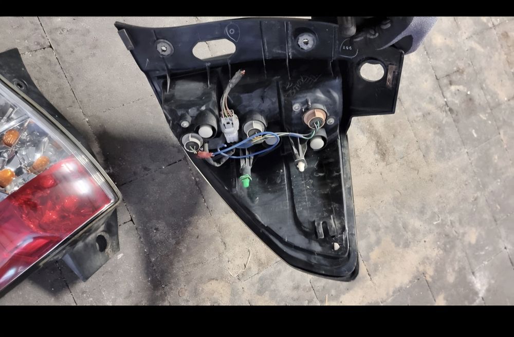 SUBARU FORESTER  lampa prawa lewa  tył orginał komplet