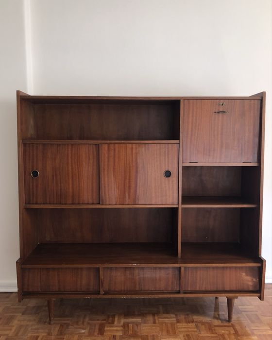 Movel de madeira macica com 3 andares, usado mas muito bem conservado.