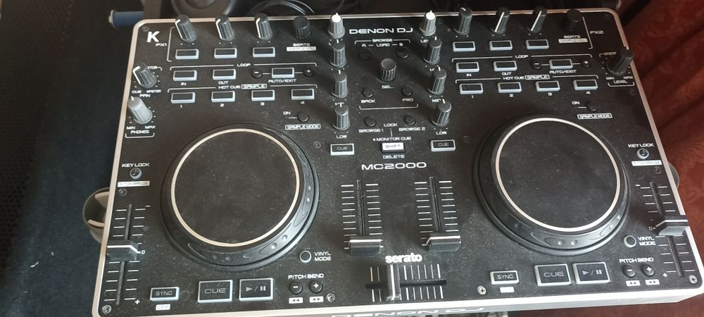 Kontroler DJ-ski z powermikserem
