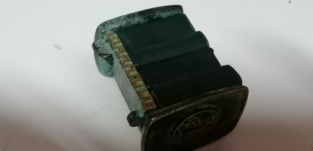 Mini dicionários em estante de metal