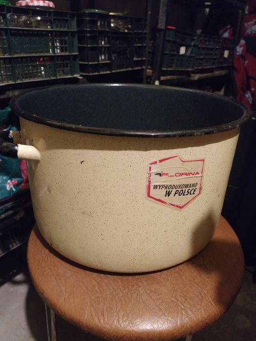 Duży garnek z 20 L 34 cm szerokość długość 20 cm 
Nie był używany przeleżal w piwnicy 
Stan jak na zdjęciach