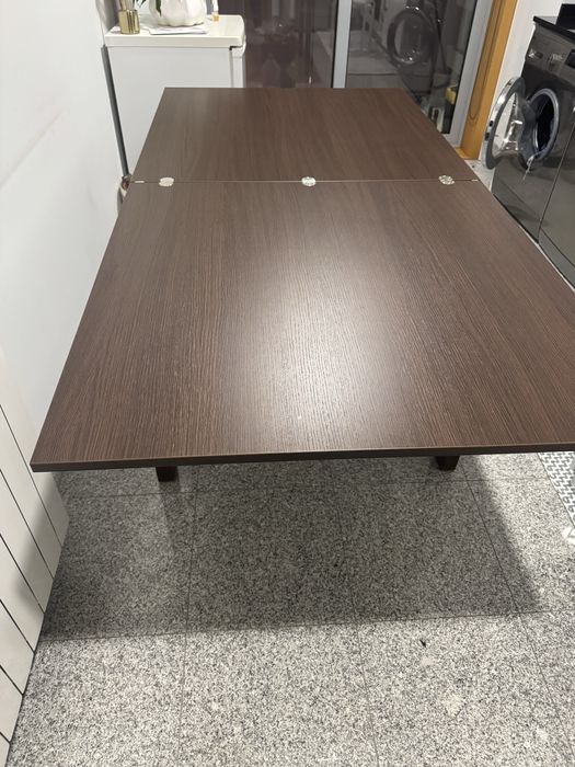 Mesa de sala de jantar/cozinha desdobrável.