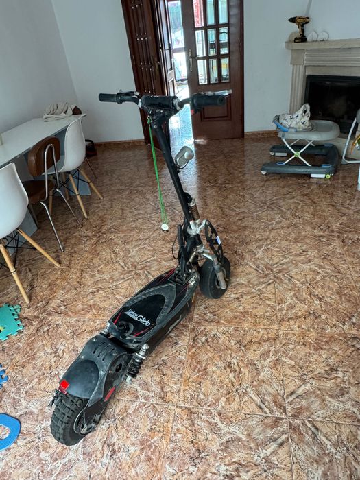 2 trotinete avariada