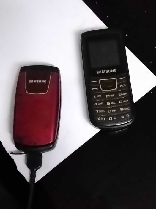 3 telemóveis antigos a funcionar