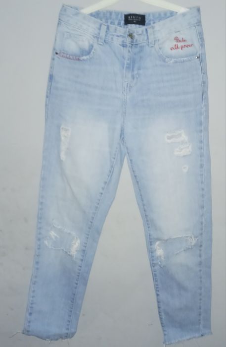Damskie jeansy z dziurami.
