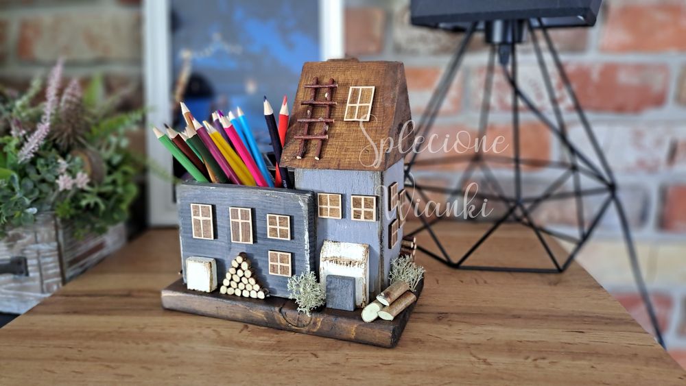 Organizer na przybory, kredki, na biurko, rękodzieło,  drewniany domek