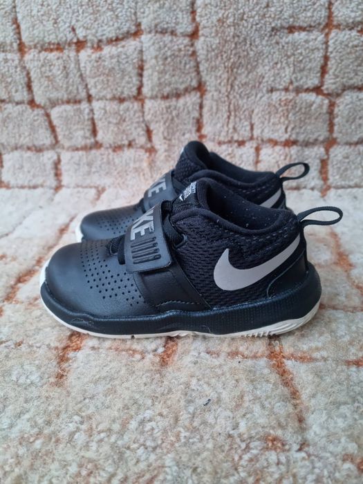 Кроссовки Nike team hustle