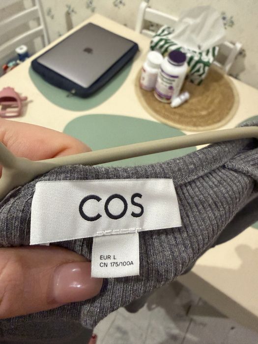 Сіра футболка Cos нраа колекція