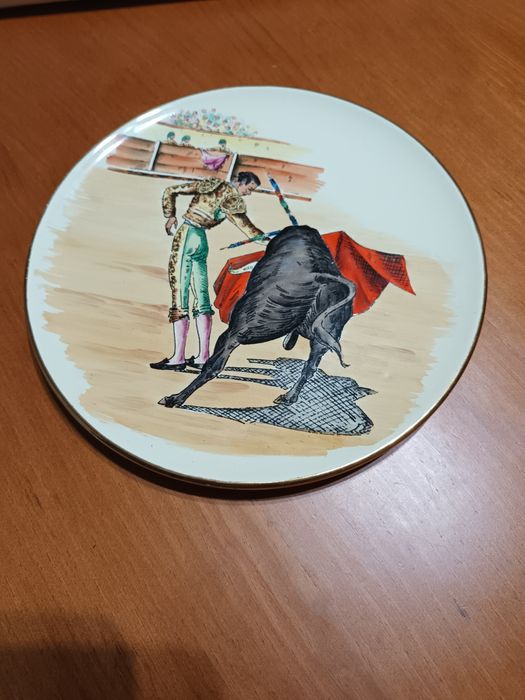 Prato Aleluia com cena de touradas