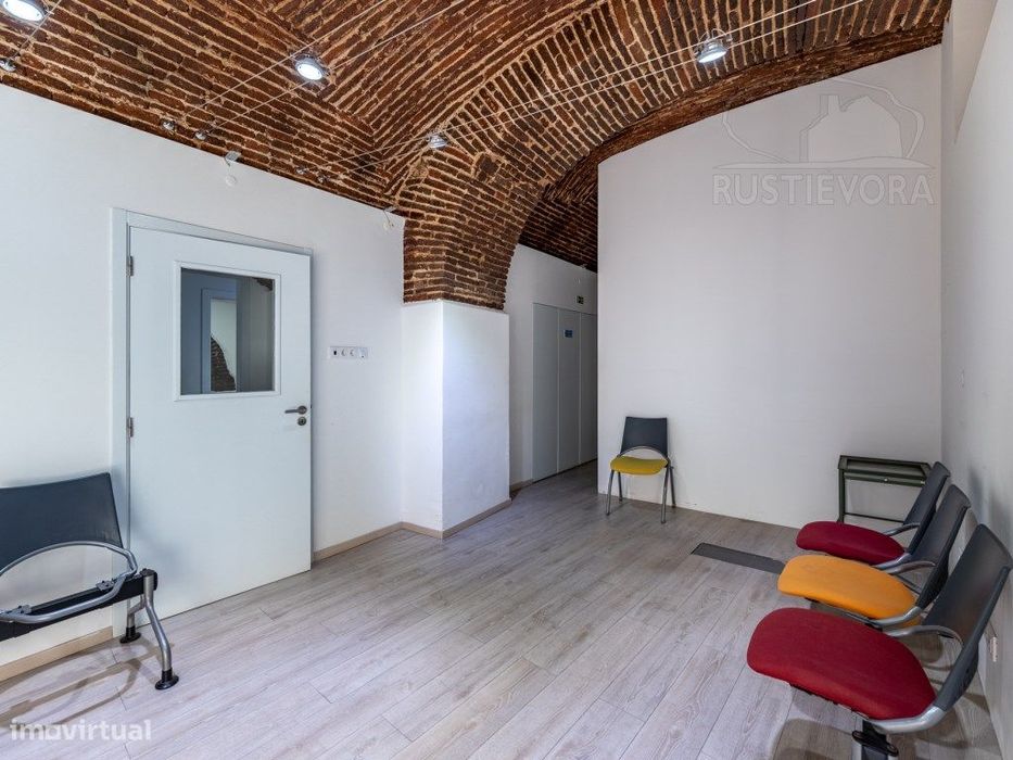 Espaço Comercial, R/chão duas salas wc, tudo como novo