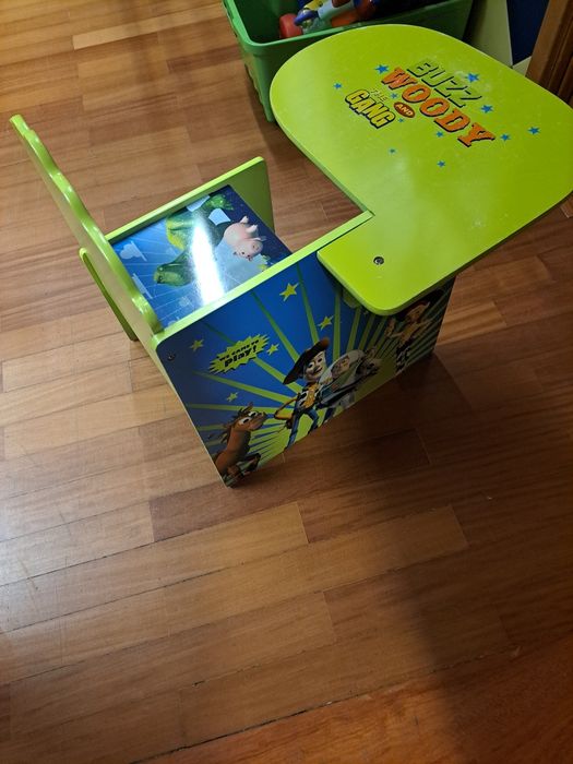 Mesa de criança com cadeira incorporada toy story