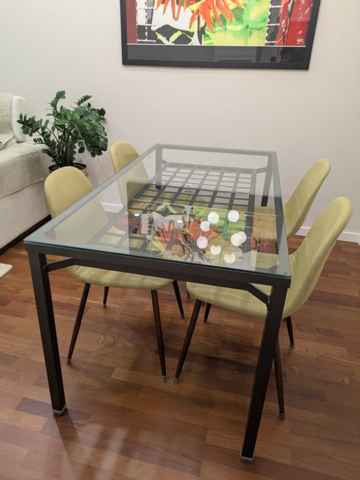 Mesa de jantar IKEA em ferro  com tampo de vidro