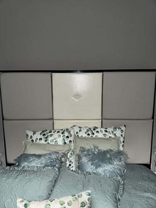 Cama de Casal Estofada + Colchão + Estrado – Como Nova