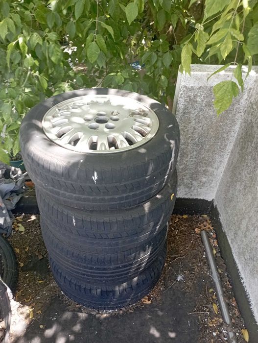 Jantes 5x100 com pneus em estado razoável