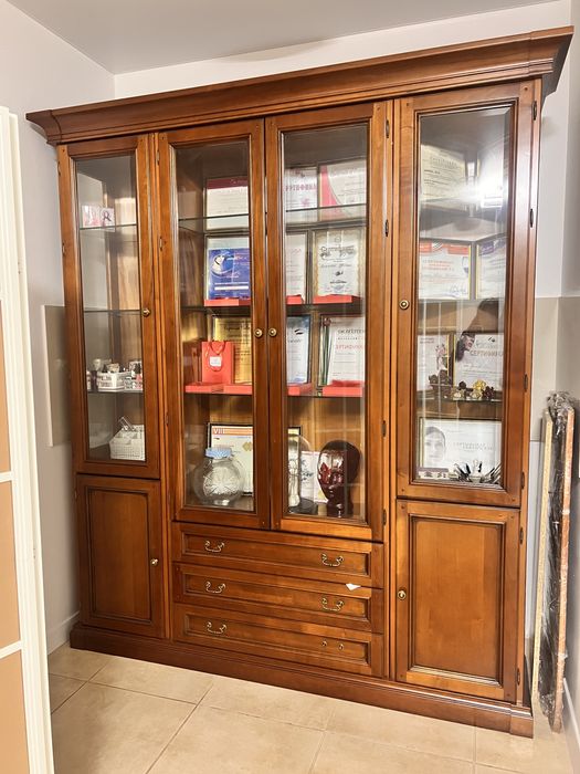 Шкаф з італійського дерева